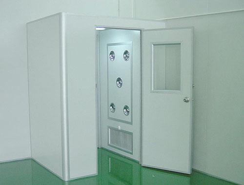 為什么說風(fēng)淋室是凈化工程的第一道屏障 為什么說風(fēng)淋室是凈化工程的第一道屏障